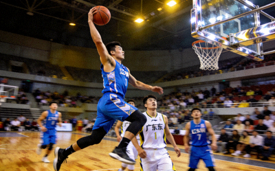 CBA季后赛辽宁本钢对阵广东东莞银行比赛报道图片 - 郭艾伦上篮照片